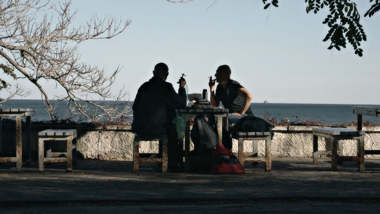 When Lightning Flashes Over the Sea Movie Screenshot 3