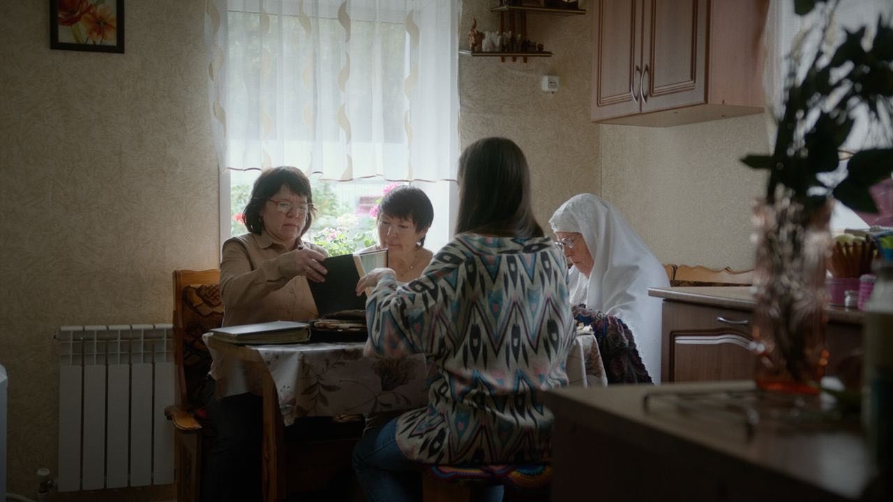 Gingerbread for Her Dad Movie Screenshot 1